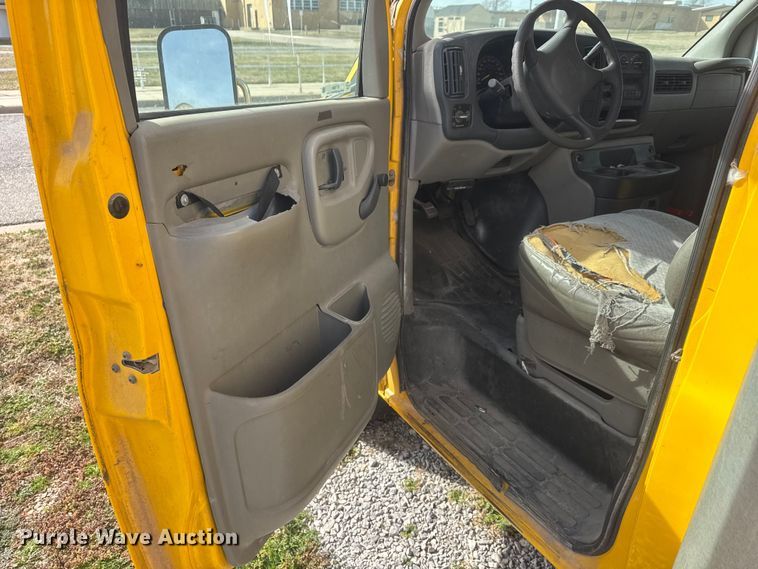 image for item ET1584 1999 GMC Savana 3500 box truck