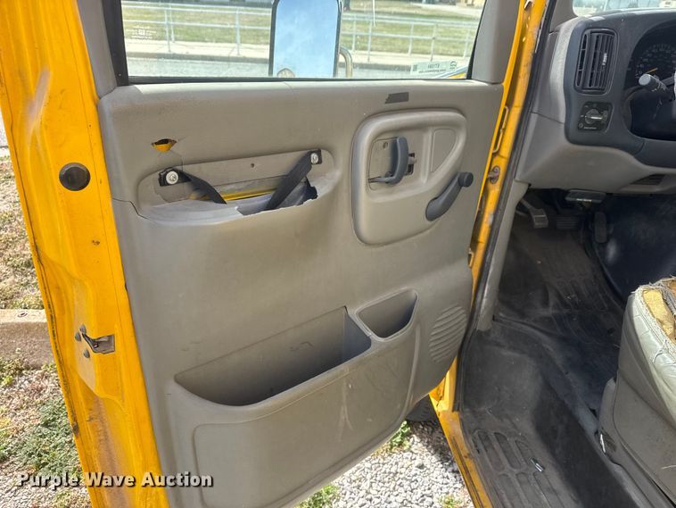 image for item ET1584 1999 GMC Savana 3500 box truck