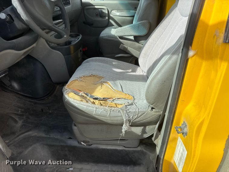 image for item ET1584 1999 GMC Savana 3500 box truck