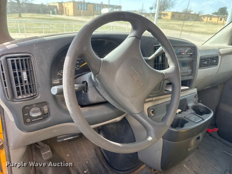 image for item ET1584 1999 GMC Savana 3500 box truck