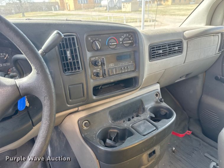 image for item ET1584 1999 GMC Savana 3500 box truck