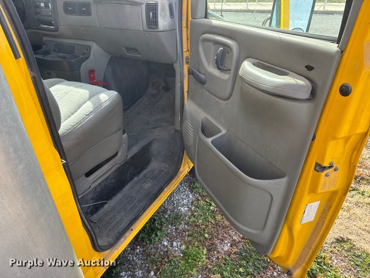 image for item ET1584 1999 GMC Savana 3500 box truck