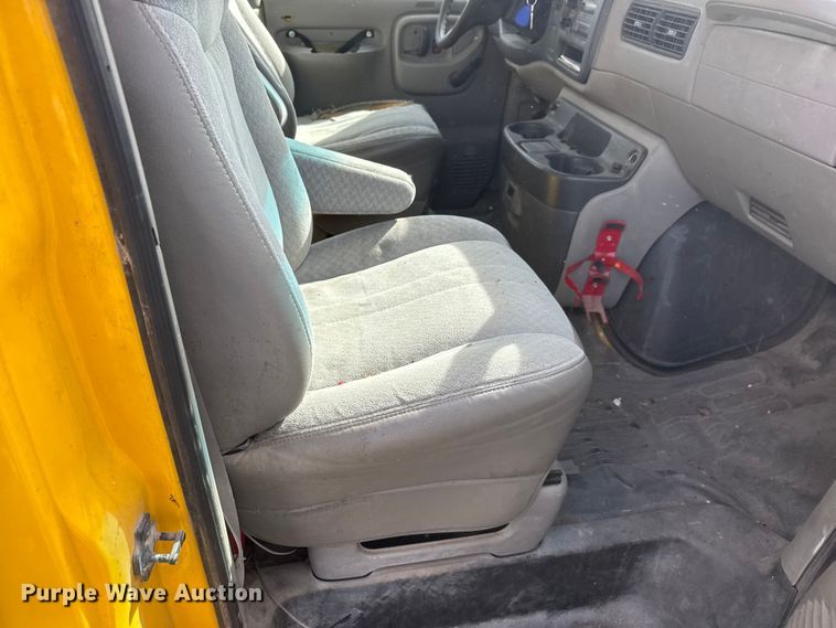 image for item ET1584 1999 GMC Savana 3500 box truck