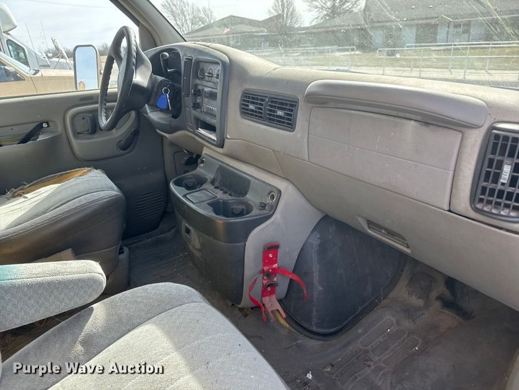 image for item ET1584 1999 GMC Savana 3500 box truck