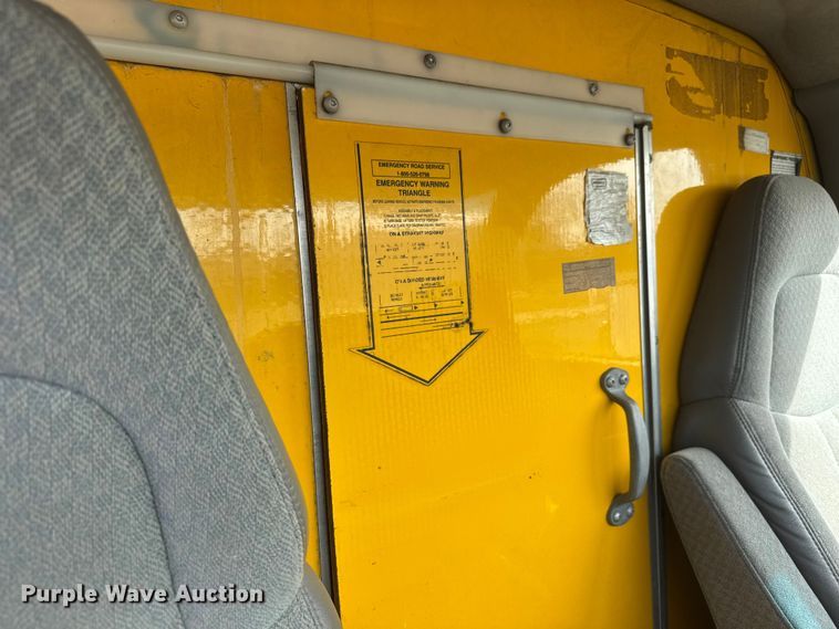 image for item ET1584 1999 GMC Savana 3500 box truck