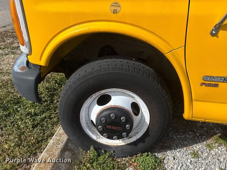 image for item ET1584 1999 GMC Savana 3500 box truck