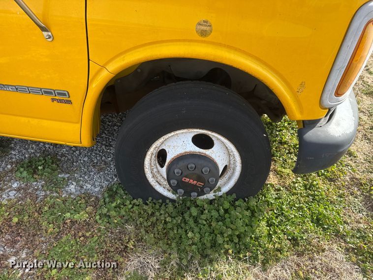 image for item ET1584 1999 GMC Savana 3500 box truck