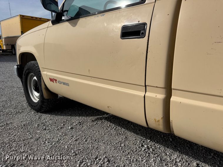 image for item ET1585 1991 Chevrolet C1500 pickup truck
