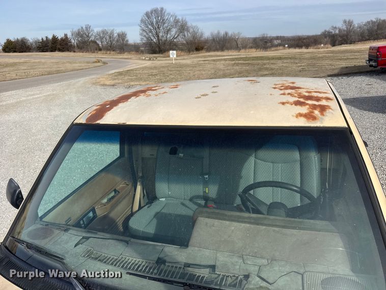 image for item ET1585 1991 Chevrolet C1500 pickup truck