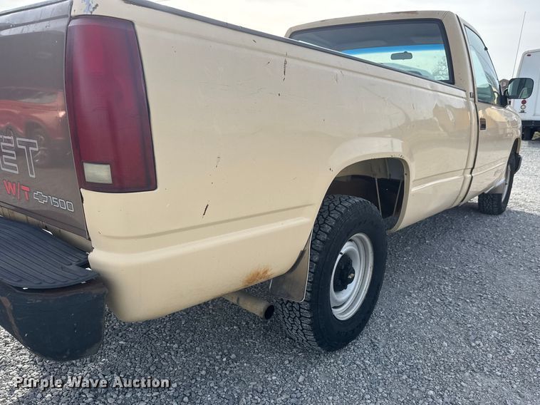 image for item ET1585 1991 Chevrolet C1500 pickup truck
