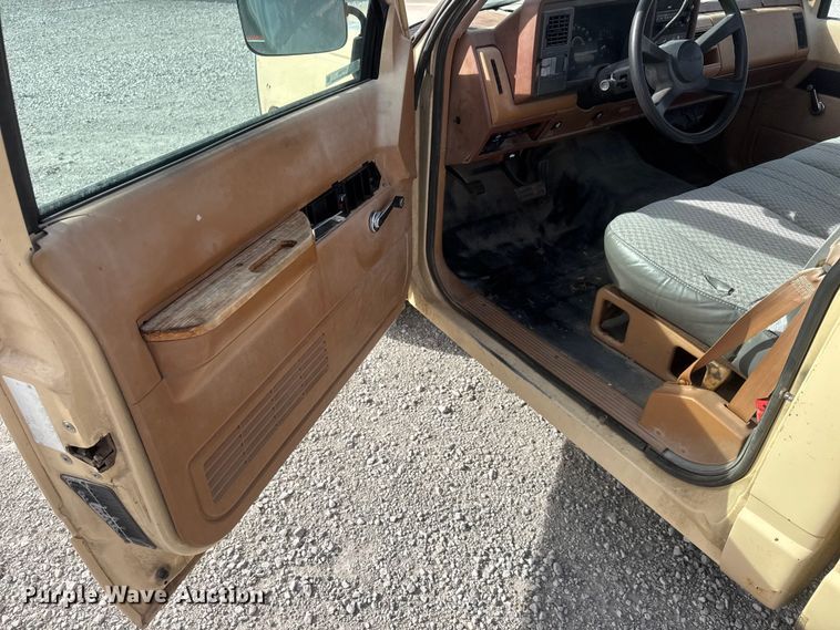 image for item ET1585 1991 Chevrolet C1500 pickup truck