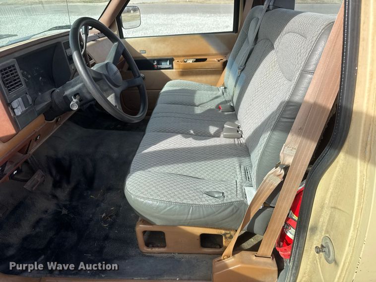 image for item ET1585 1991 Chevrolet C1500 pickup truck