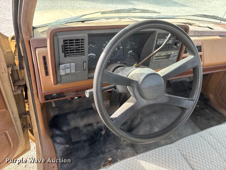 image for item ET1585 1991 Chevrolet C1500 pickup truck