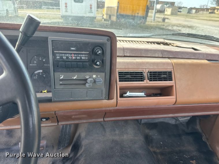 image for item ET1585 1991 Chevrolet C1500 pickup truck