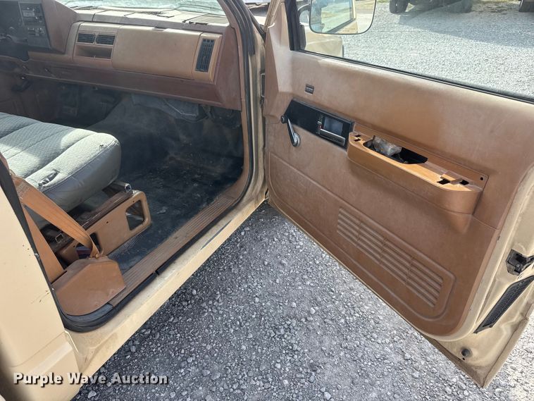 image for item ET1585 1991 Chevrolet C1500 pickup truck