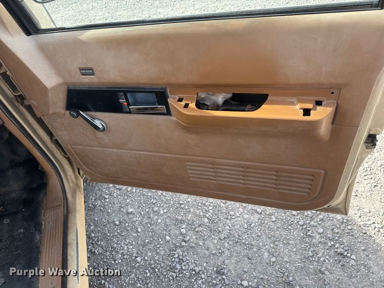 image for item ET1585 1991 Chevrolet C1500 pickup truck