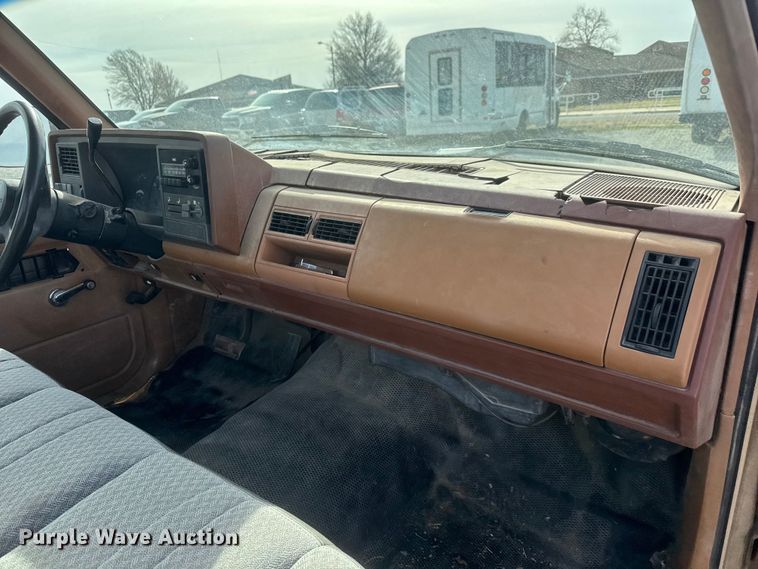 image for item ET1585 1991 Chevrolet C1500 pickup truck