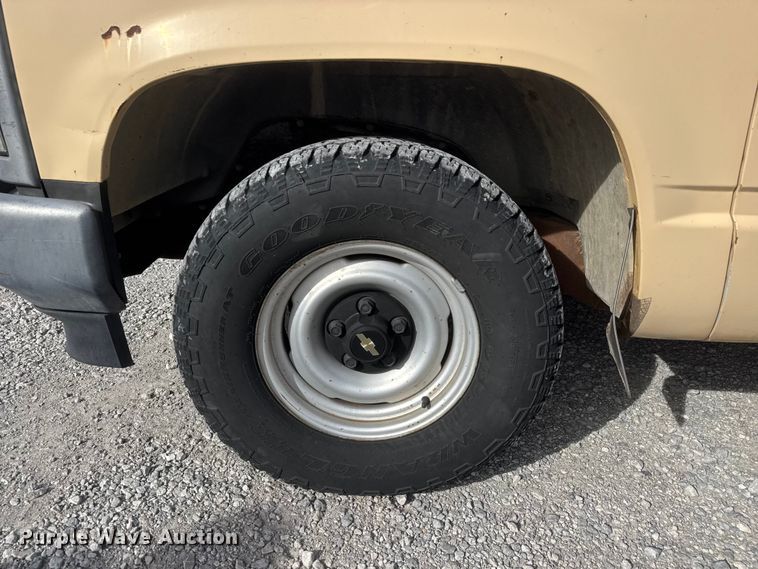 image for item ET1585 1991 Chevrolet C1500 pickup truck