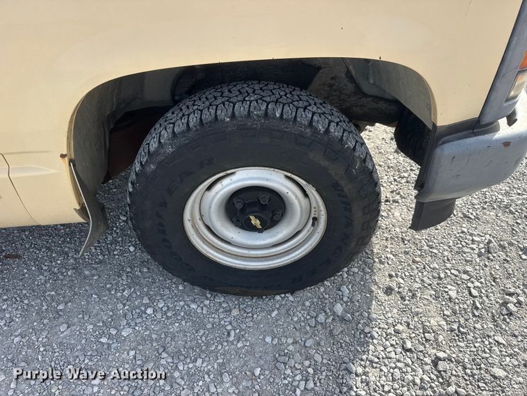 image for item ET1585 1991 Chevrolet C1500 pickup truck