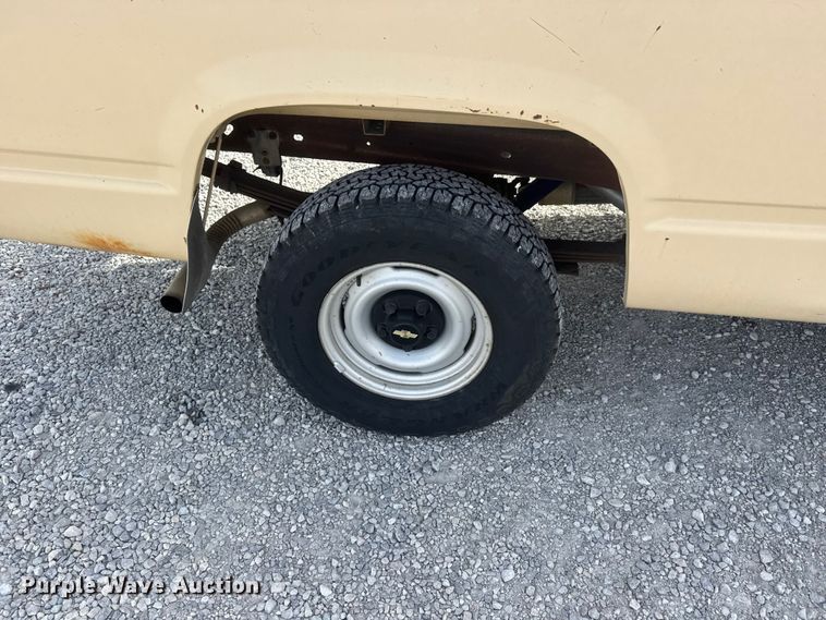 image for item ET1585 1991 Chevrolet C1500 pickup truck
