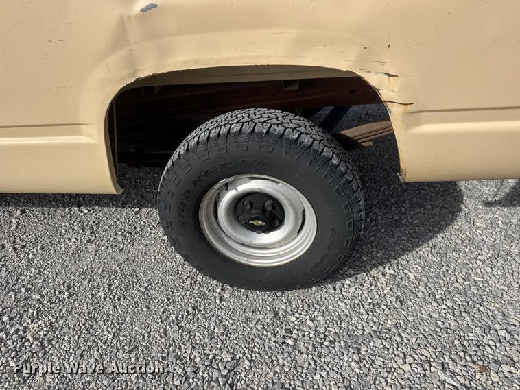 image for item ET1585 1991 Chevrolet C1500 pickup truck