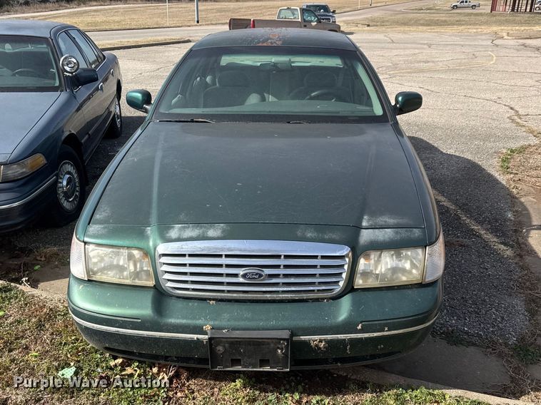 image for item ET1586 2000 Ford Crown Victoria Police Interceptor 