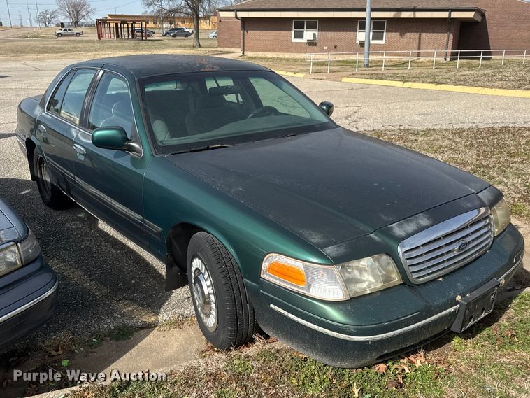 image for item ET1586 2000 Ford Crown Victoria Police Interceptor 