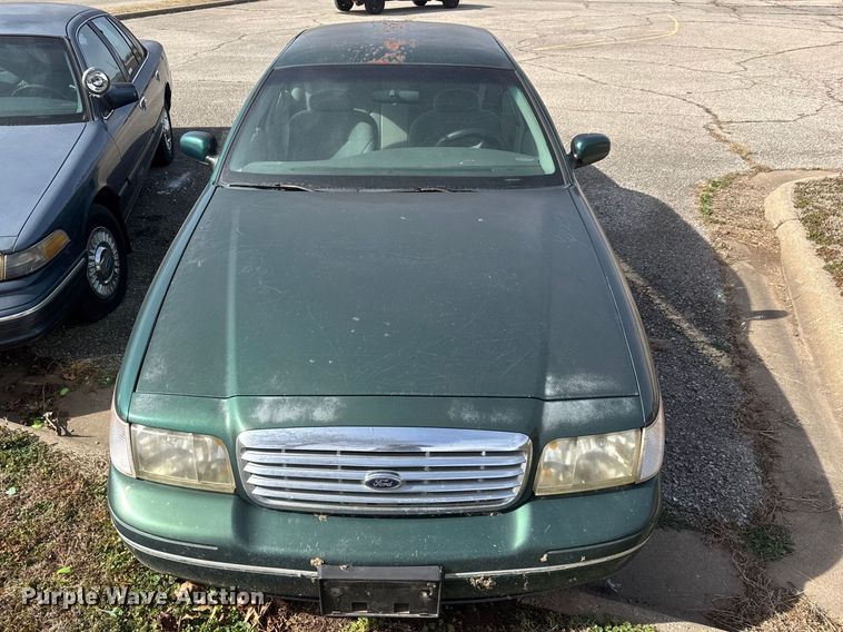 image for item ET1586 2000 Ford Crown Victoria Police Interceptor 