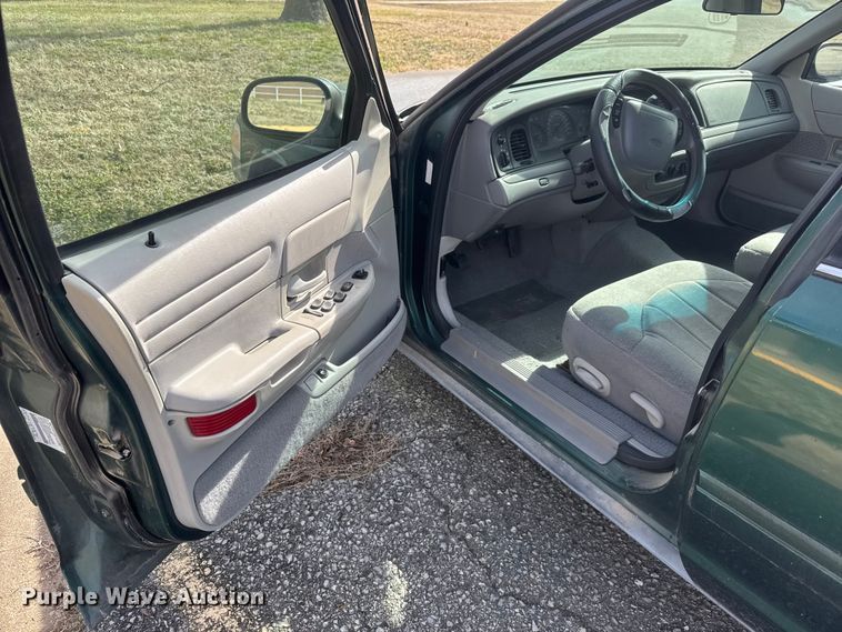 image for item ET1586 2000 Ford Crown Victoria Police Interceptor 