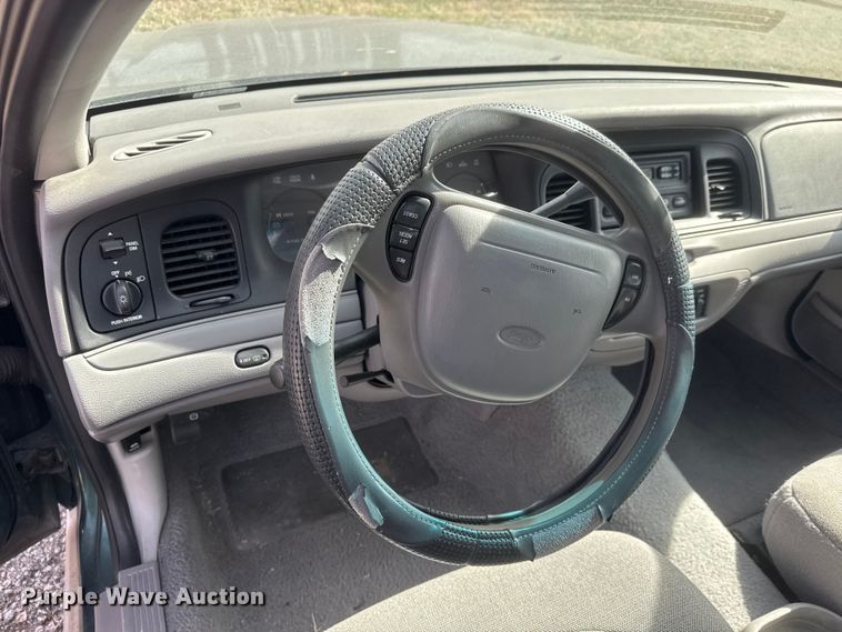 image for item ET1586 2000 Ford Crown Victoria Police Interceptor 