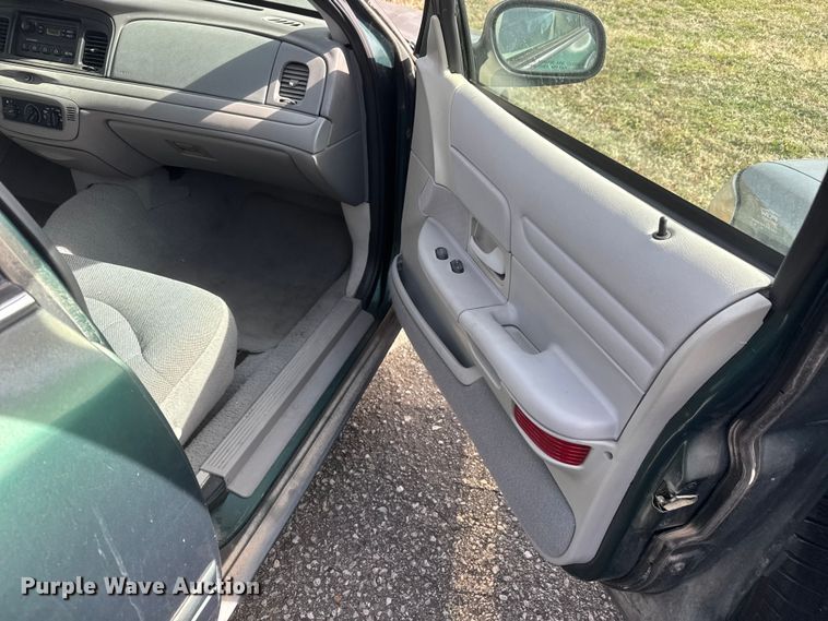 image for item ET1586 2000 Ford Crown Victoria Police Interceptor 