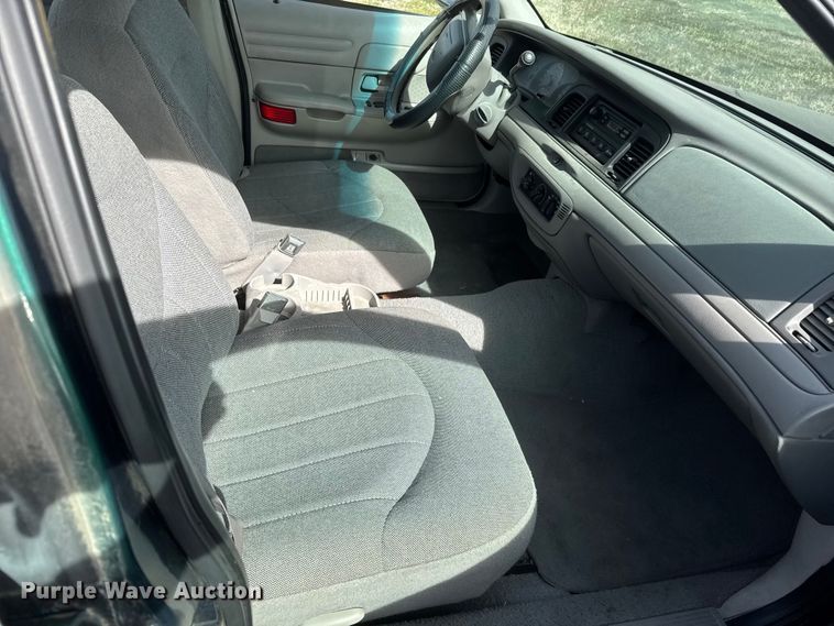 image for item ET1586 2000 Ford Crown Victoria Police Interceptor 