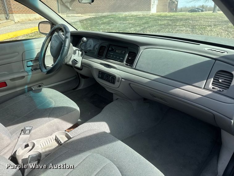 image for item ET1586 2000 Ford Crown Victoria Police Interceptor 