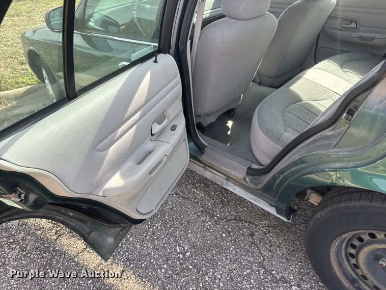 image for item ET1586 2000 Ford Crown Victoria Police Interceptor 