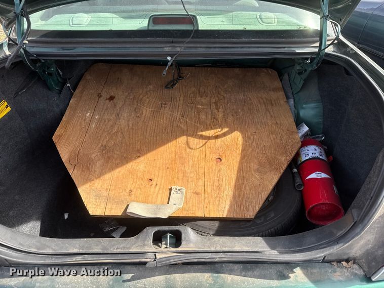 image for item ET1586 2000 Ford Crown Victoria Police Interceptor 