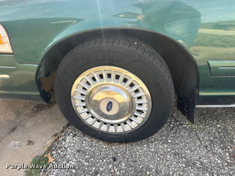 image for item ET1586 2000 Ford Crown Victoria Police Interceptor 