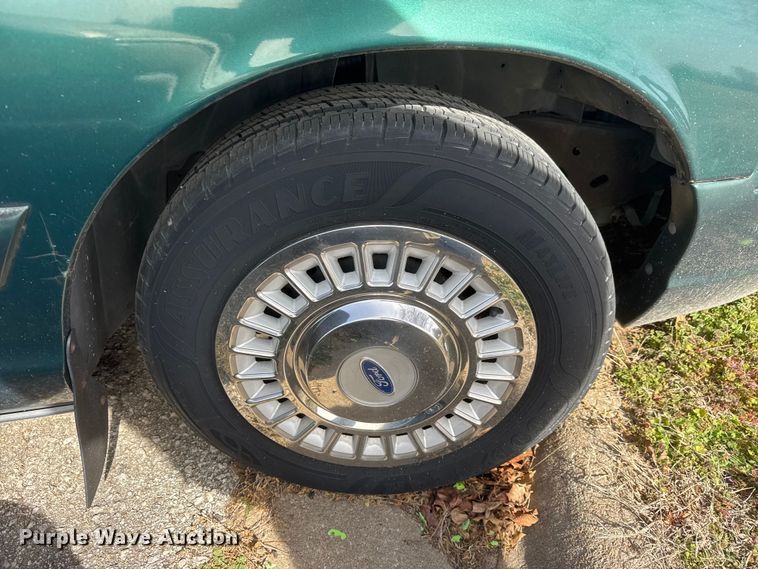 image for item ET1586 2000 Ford Crown Victoria Police Interceptor 