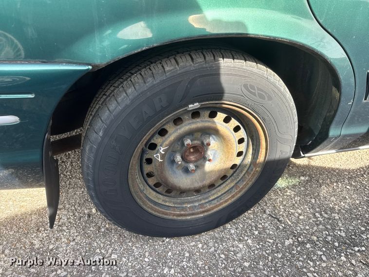 image for item ET1586 2000 Ford Crown Victoria Police Interceptor 