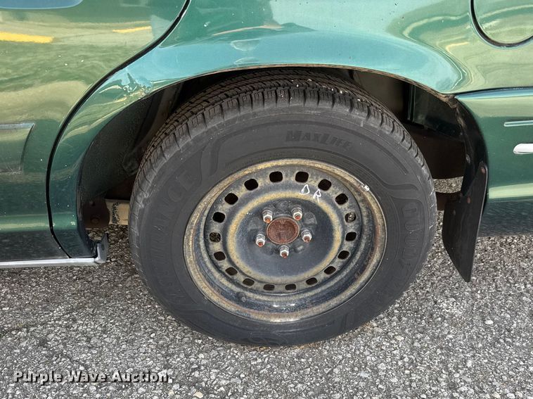 image for item ET1586 2000 Ford Crown Victoria Police Interceptor 