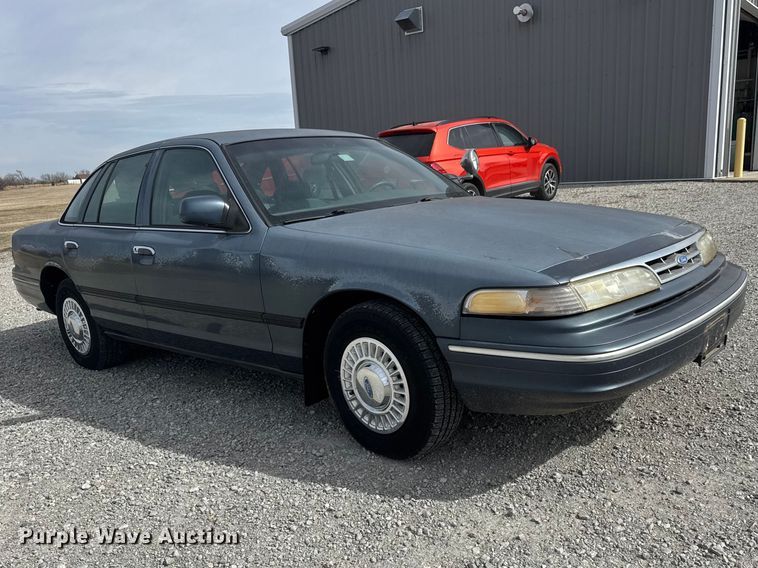 image for item ET1587 1997 Ford Crown Victoria Police Interceptor 