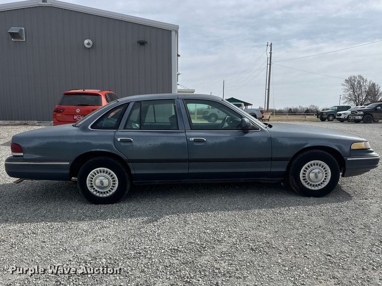 image for item ET1587 1997 Ford Crown Victoria Police Interceptor 