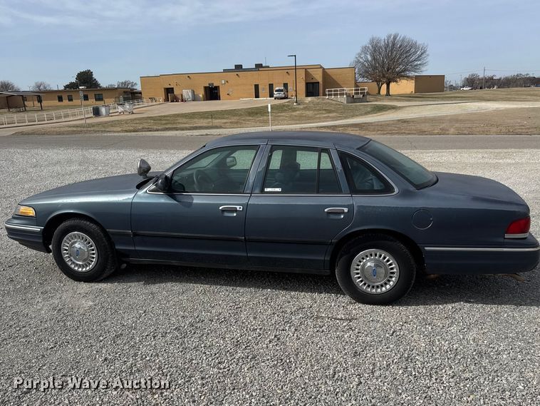 image for item ET1587 1997 Ford Crown Victoria Police Interceptor 