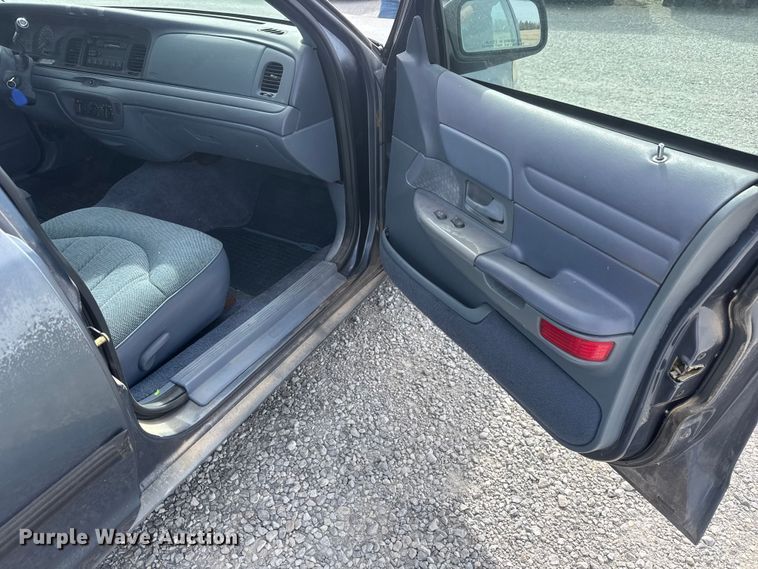 image for item ET1587 1997 Ford Crown Victoria Police Interceptor 