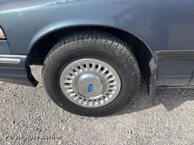 image for item ET1587 1997 Ford Crown Victoria Police Interceptor 