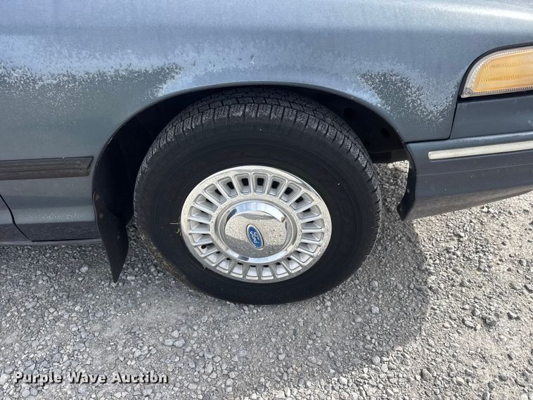 image for item ET1587 1997 Ford Crown Victoria Police Interceptor 