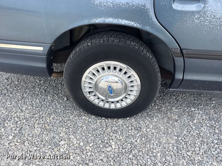 image for item ET1587 1997 Ford Crown Victoria Police Interceptor 