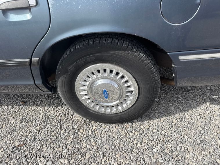 image for item ET1587 1997 Ford Crown Victoria Police Interceptor 