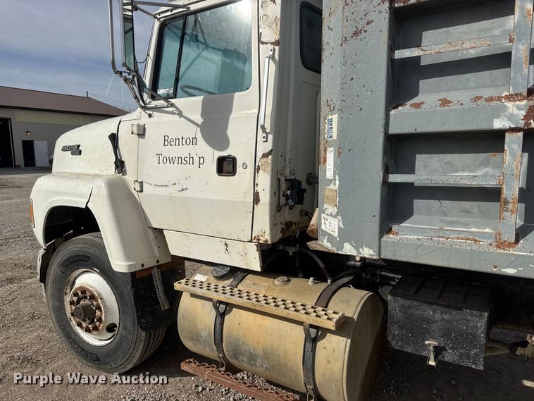 image for item ET1590 1994 Ford Aeromax L9000 dump truck