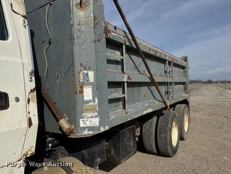 image for item ET1590 1994 Ford Aeromax L9000 dump truck