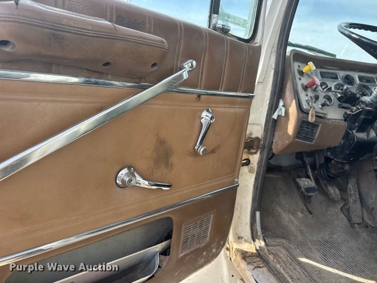 image for item ET1590 1994 Ford Aeromax L9000 dump truck